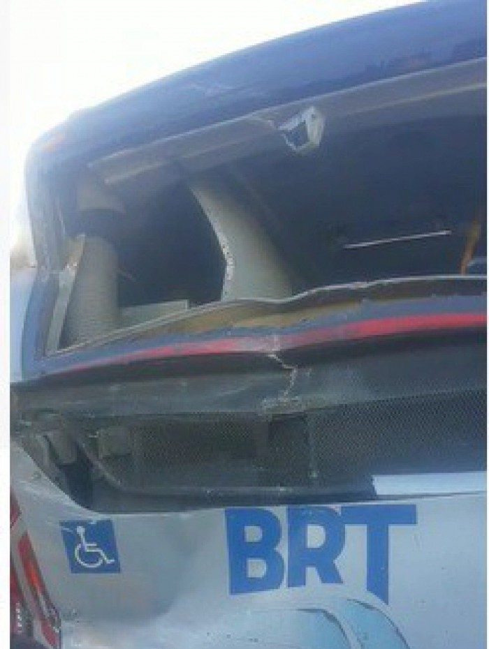 &Ocirc;nibus de linha bate em articulado do BRT em Guaratiba, na Zona Oeste