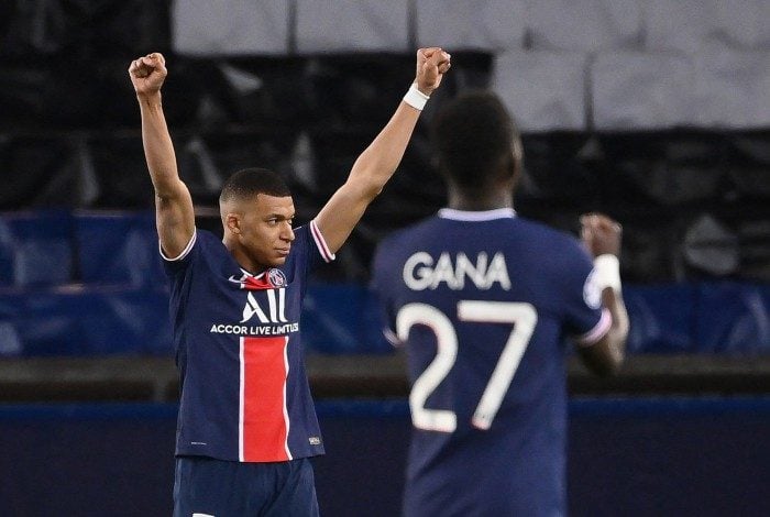Mbappé (de braços levantados) festeja a classificação do PSG na Liga dos Campeões
