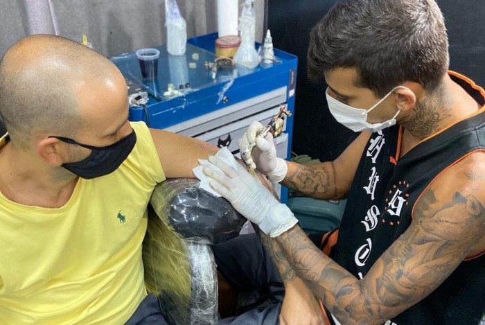 TH Tattoo imprime sua arte em Felippe Maio, um dos maiores produtores de estrelas do rap nacional