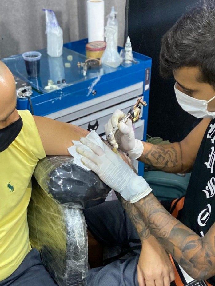 TH Tattoo imprime sua arte em Felippe Maio, um dos maiores produtores de estrelas do rap nacional
