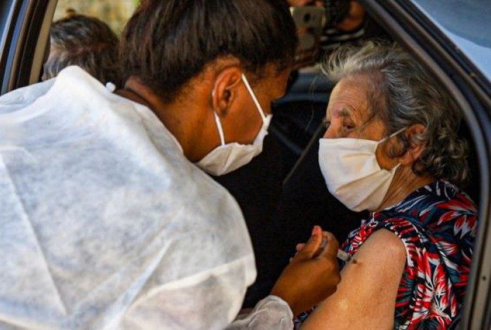 Vacinação para pessoas com 67 anos ou mais começa nesta quinta-feira (15) em Petrópolis