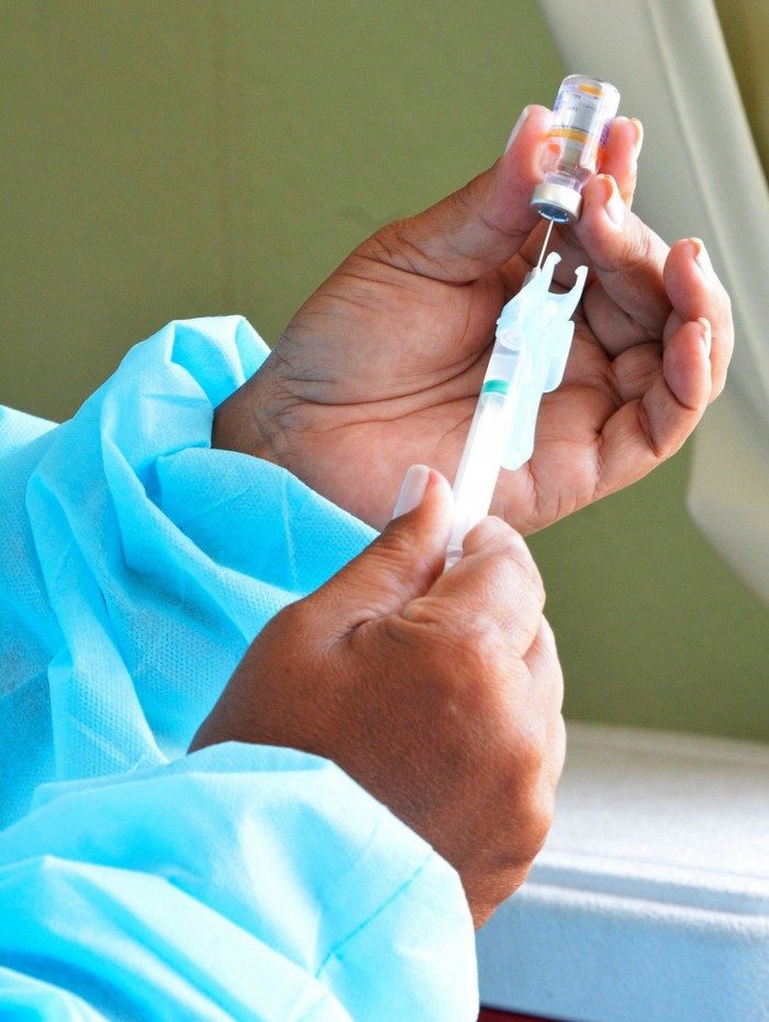 Volta Redonda realiza vacinação para idosos de 67 anos 