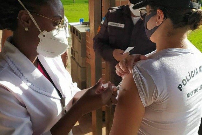 Vacinação dos policiais militares do 30º BPM no Parque Ermitage