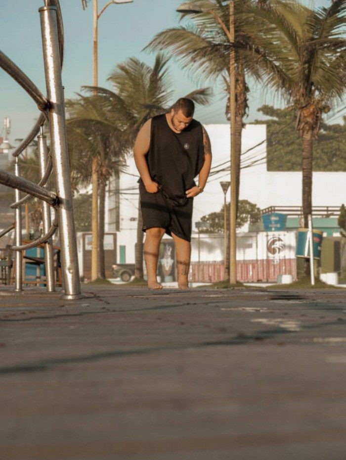 Leonardo joga na Linha Ofensiva, mais especificamente Left Tackle, mas tamb&eacute;m d&aacute; show como Left Guard