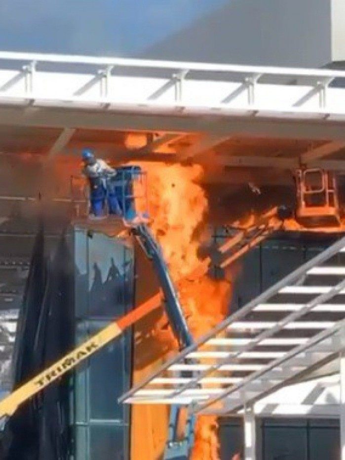 Chamas foram controladas pela brigada do shopping