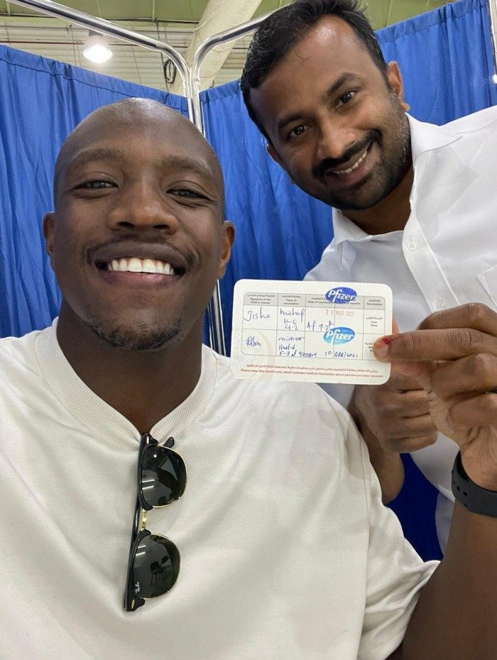 Luiz Fernando com o cartão de vacinação após tomar a segunda dose no Kuwait
