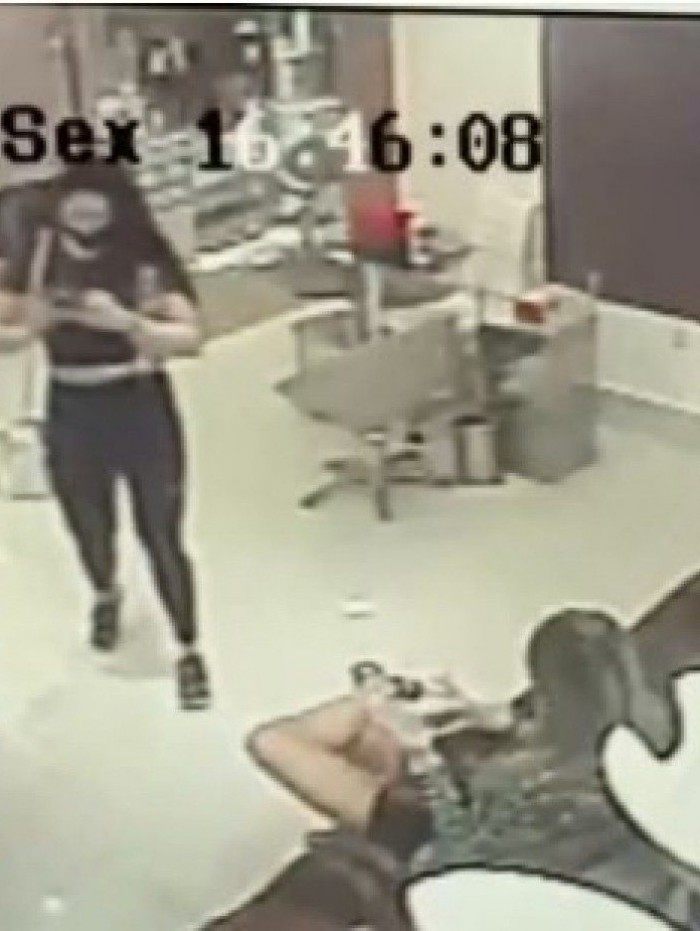 Monique chega ao sal&atilde;o digitando no celular