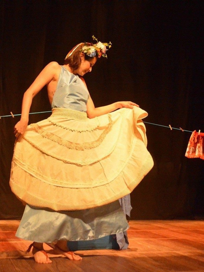 Cena da peça Anáguas de Morim: apresentação afetiva para Itaguaí no Youtube