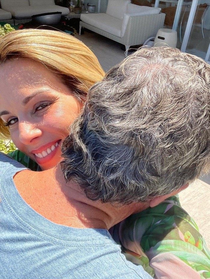 Ana Furtado recebe abraço de Boninho