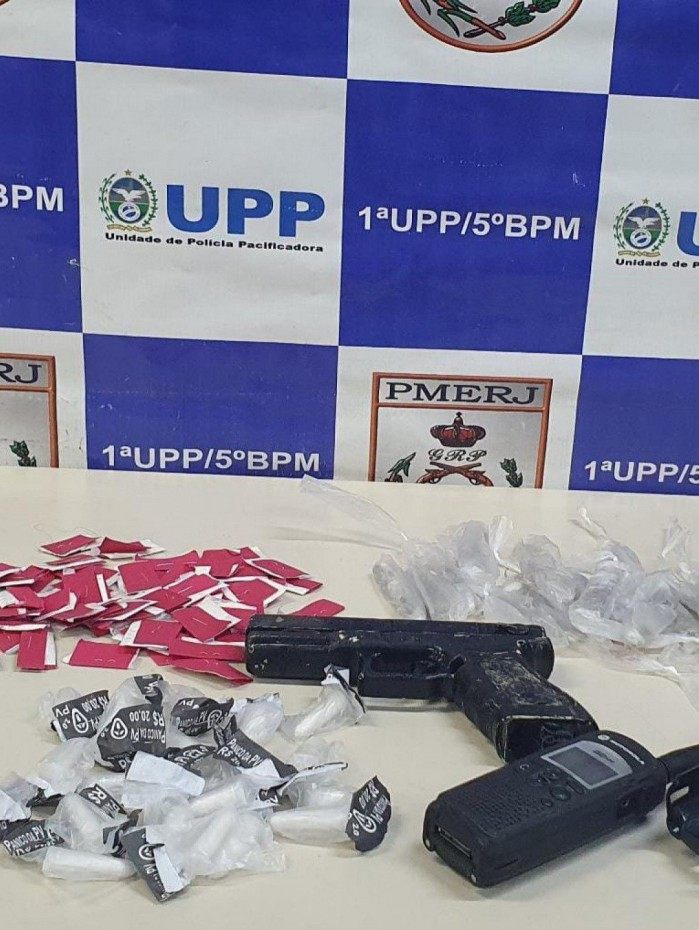 Material apreendido com o criminoso 