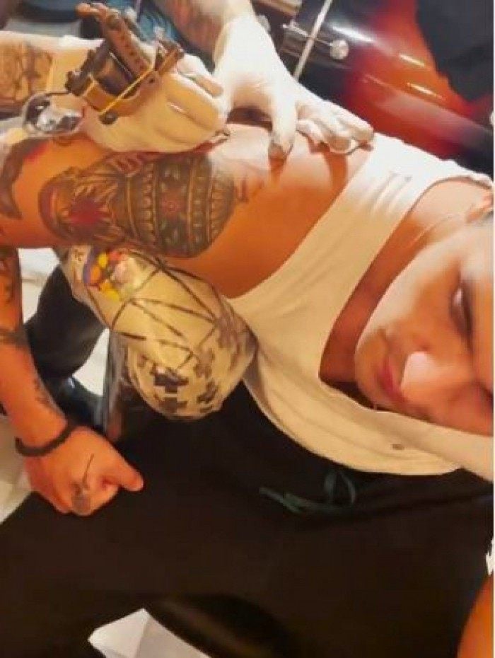 Luan Santana mostra nova tatuagem aos fãs