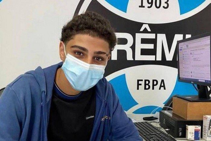 Filho mais velho do Imperador, ídolo do Flamengo, Adriano Carvalho, de 12 anos, reforça a base do Grêmio 