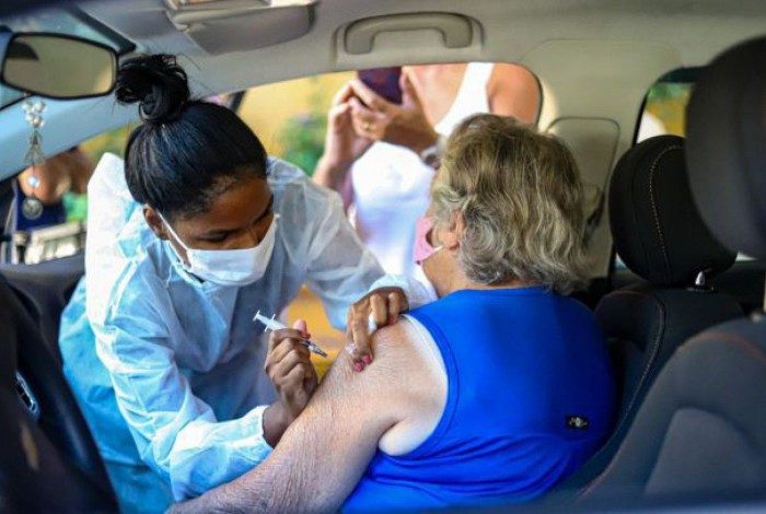 Vacinação de idosos com 66 anos contra a COVID-19 começou neste domingo (18)