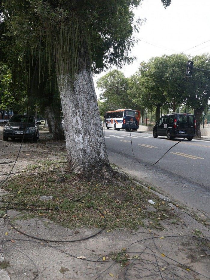 Fios retirados do poste est&atilde;o espalhados pela rua, levando risco a pedestres e motoristas