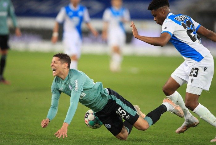 A queda do apoiador Amine Harit na disputa com o Lucoqui resume bem a péssima campanha do Schalke na Bundesliga