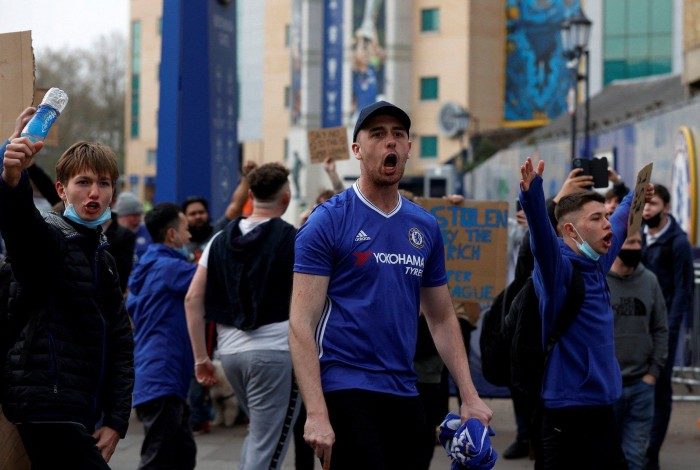 Torcedores do Chelsea protestam contra a Superliga no Stamford Bridge