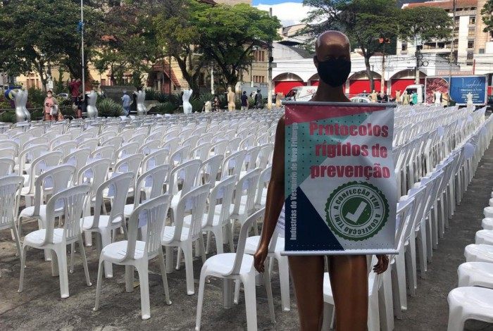 897 cadeiras arrumadas na Praça Dermeval Barbosa Moreira representam o número de empresas fomais no município