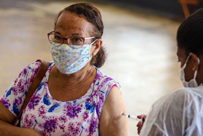 Vacinação de pessoas a partir de 60 anos vai começar na cidade de Petrópolis