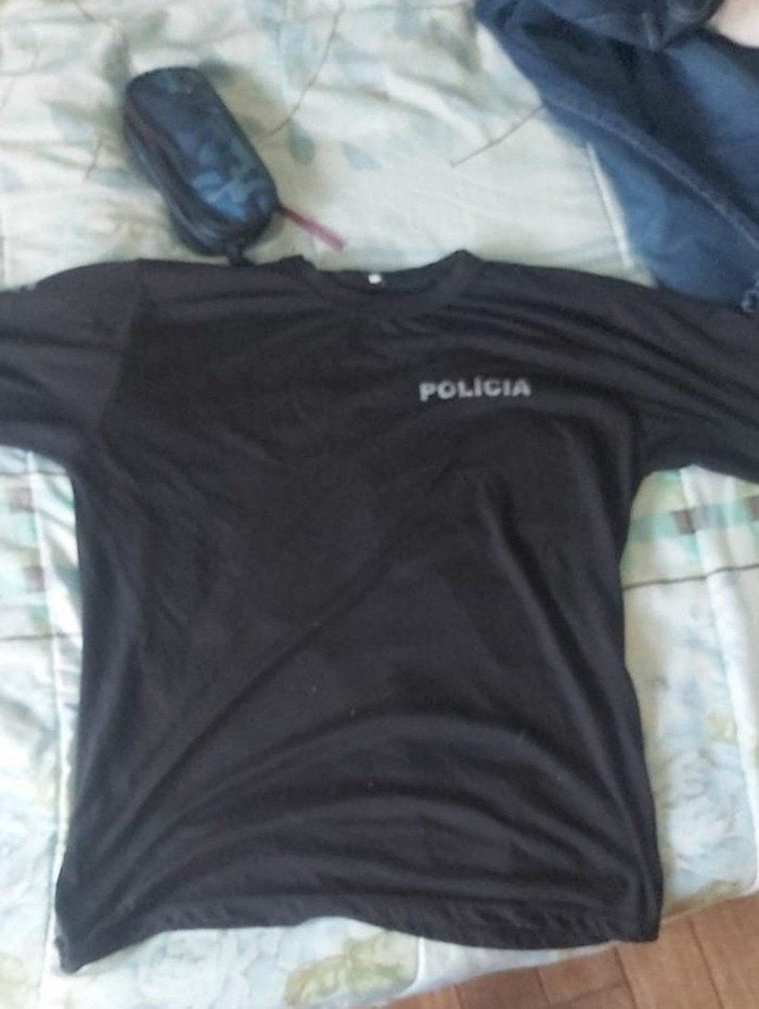 Camisa com nome da polícia foi apreendida na operação desta terça-feira 