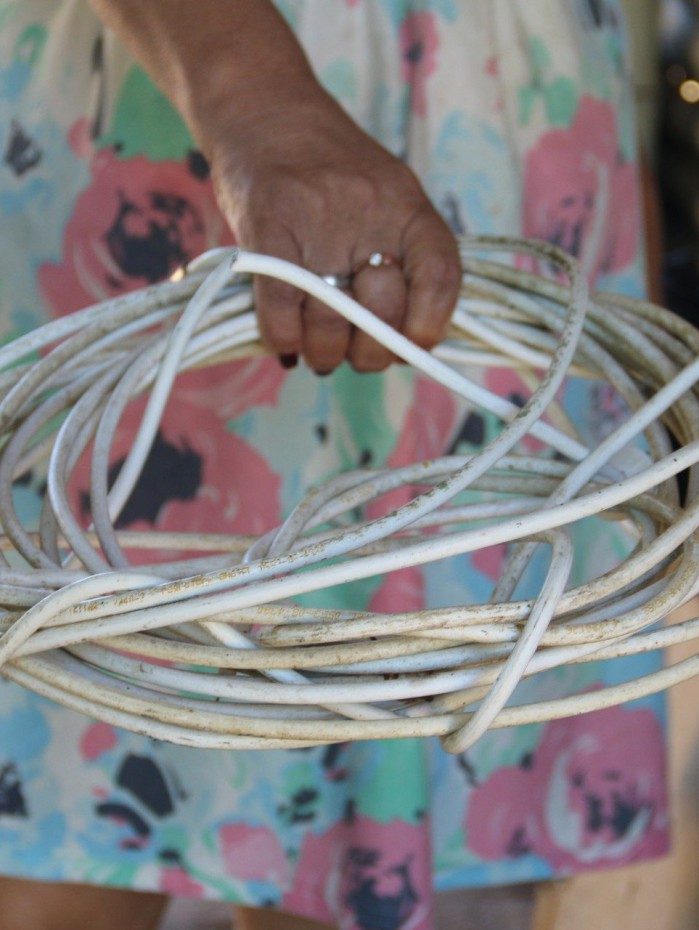 Cabos de fibra &oacute;ptica foram usados para agredir a menina