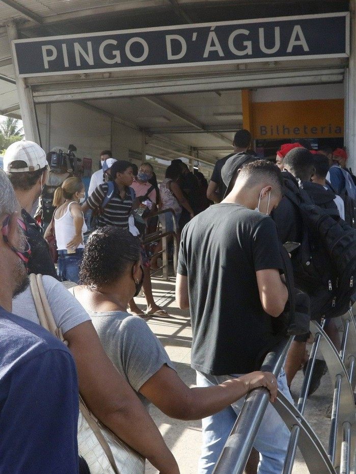 Usu&aacute;rios do BRT reclamam dos constantes problemas na bilheteria que causam grandes filas e aglomera&ccedil;&atilde;o. Na foto, a esta&ccedil;&atilde;o Pingo D'&Aacute;gua, em Guaratiba