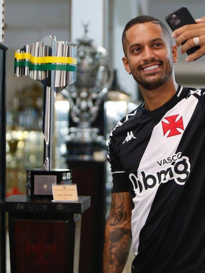 R&ocirc;mulo mata a saudade do trof&eacute;u da Copa do Brasil de 2011