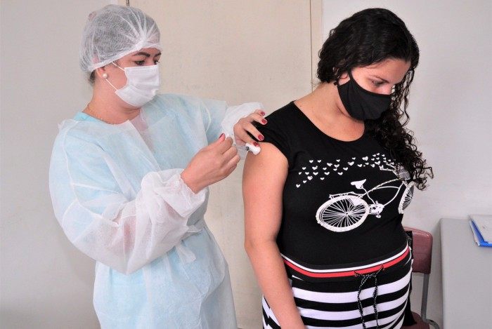 Gravida de 32 semanas Camila Barreto ja se vacinou contra a gripe