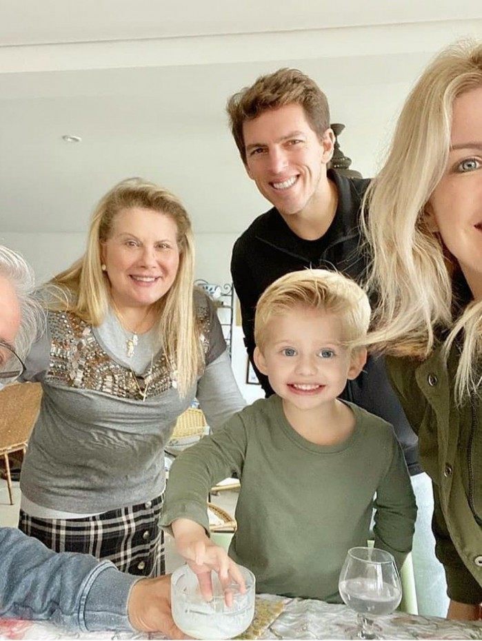 Karina Bacchi e a fam&iacute;lia