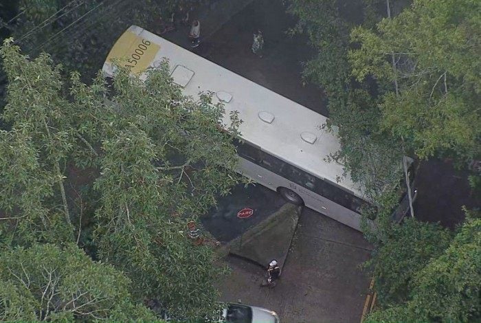 Ônibus tenta manobra na Estrada de Furnas