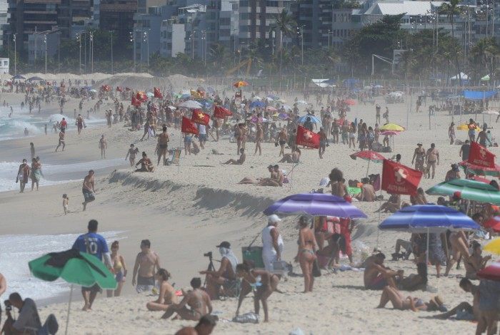 Na manhã deste sábado (24), a população desrespeitou as medidas restritivas e encheu a praia do Arpoador, na Zona Sul do Rio