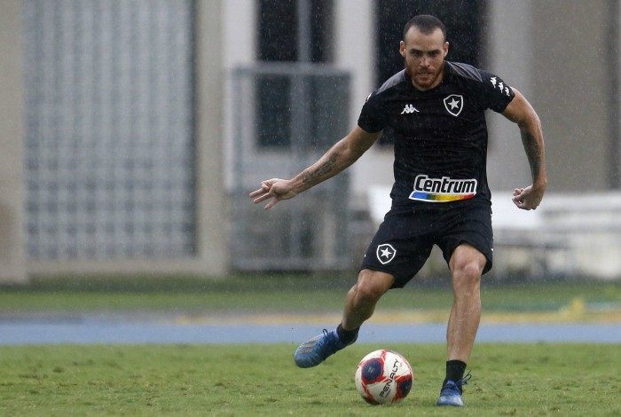 Pedro Castro durante o treino do Botafogo no Estádio Nilton Santos