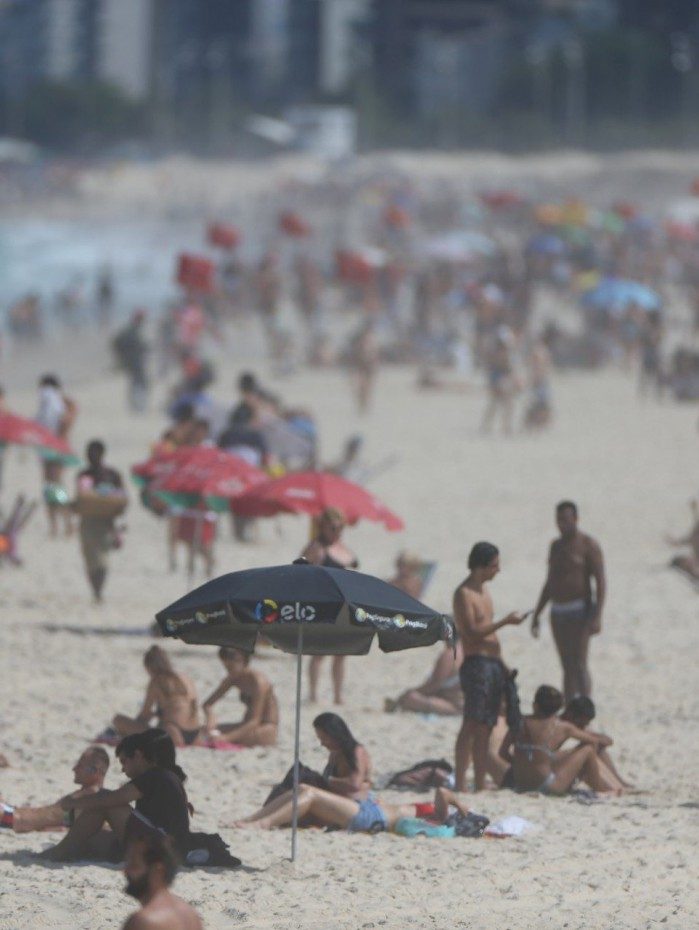 Na manh&atilde; deste s&aacute;bado (24), a praia do Arpoador, na Zona Sul, ficou cheia apesar da proibi&ccedil;&atilde;o de perman&ecirc;ncia na areia