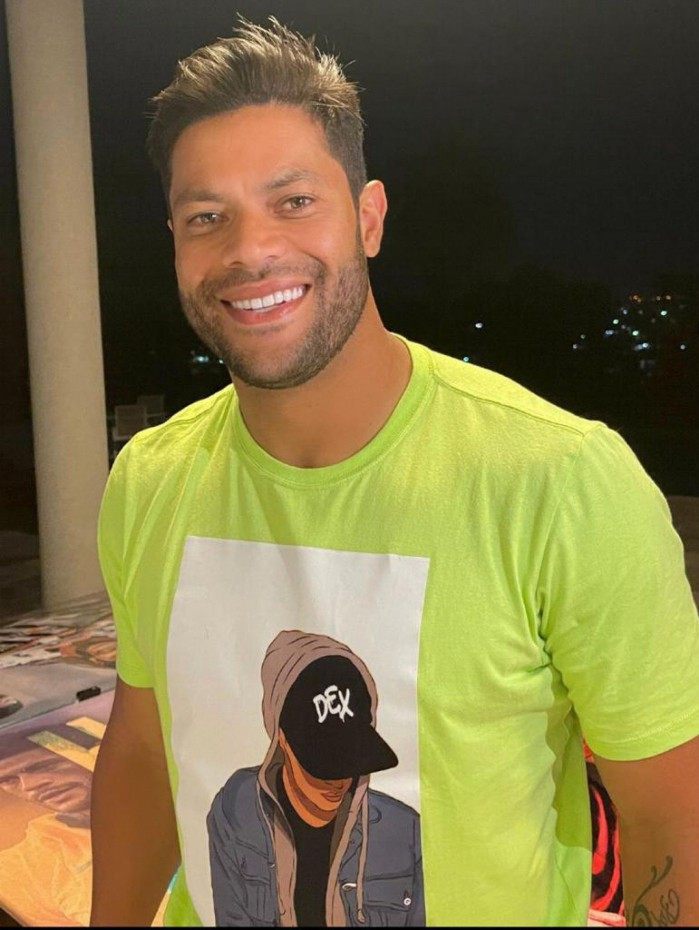 Hulk corta cabelo e adota antigo visual usado na seleção 