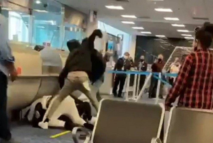 Uma pessoa foi detida após briga generalizada no Aeroporto Internacional de Miami