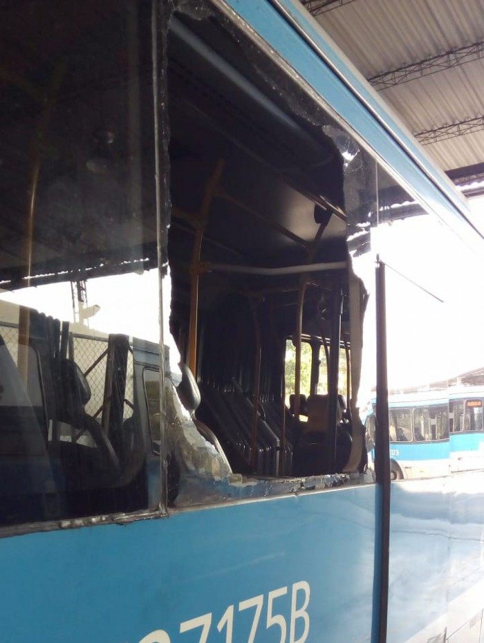 Ônibus do BRT Rio é apedrejado por vândalos na estação Vaz Lobo