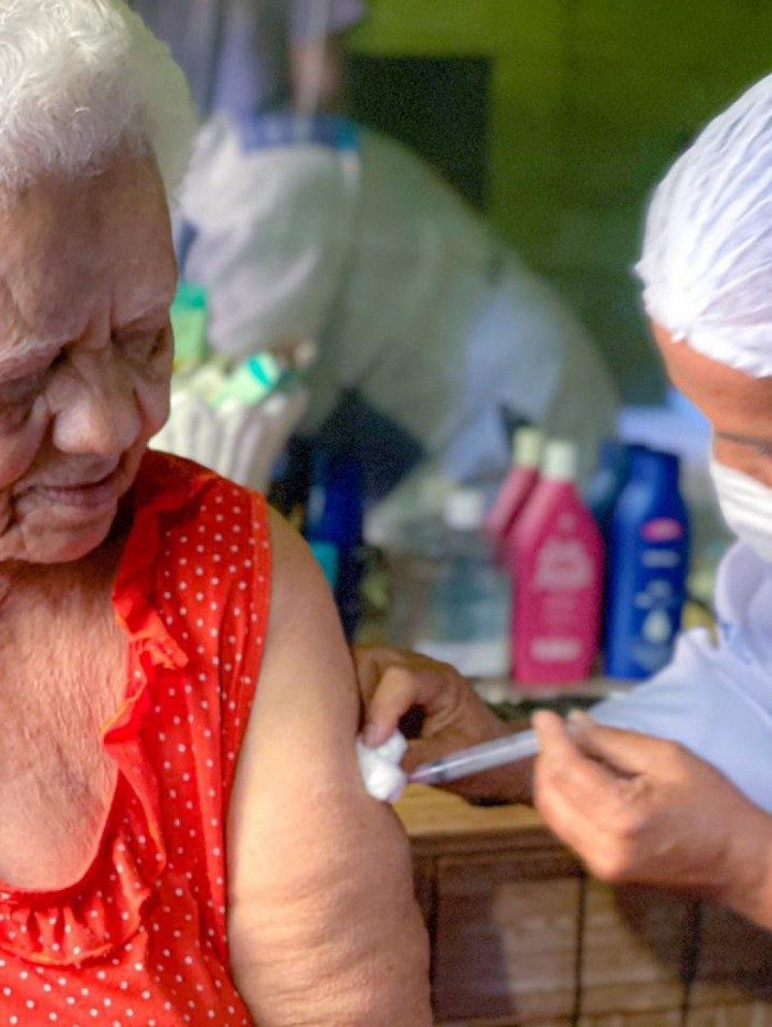 Debate sobre revacina&ccedil;&atilde;o em idosos acima de 80 anos se torna assunto entre especialistas 