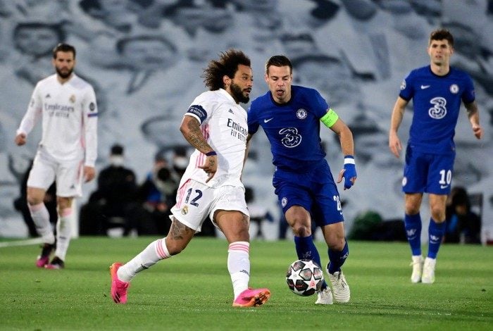 Com a braçadeira de capitão, Marcelo voltou ao time titular do Real Madrid no empate com o Chelsea, mas segue com o futuro incerto no clube