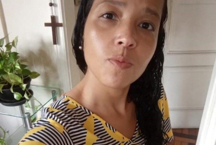 Bruna Barros Viana foi socorrida por populares para Hospital Souza Aguiar com tiro no pescoço
