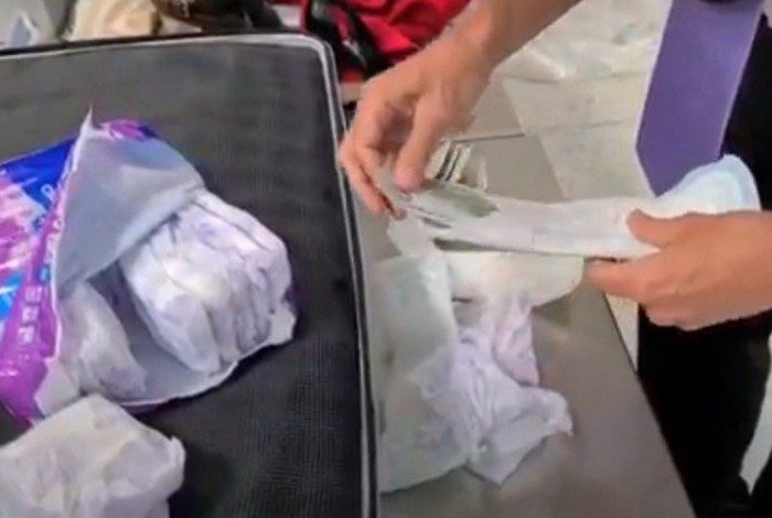Durante a inspeção, a Receita Federal encontrou as cédulas ocultas em pacotes de absorventes e lenços de papel