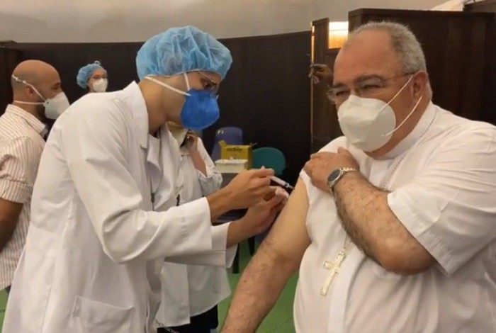 Cardeal Arcebispo Dom Orani Tempesta tomando a segunda dose da vacina