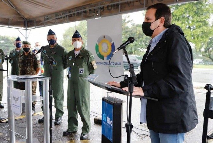 Eduardo Paes discursa durante inauguração de ponto de vacinação em base aérea do aeroporto Galeão