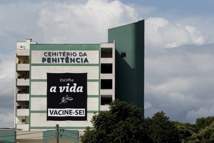 Conscientização pela vacinação contra a Covid-19 no cemitério da Penitência, no Caju. Foto: Luciano Belford/Agencia O Dia