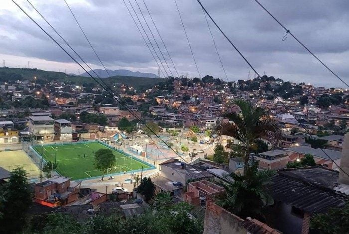 O bairro do Pantanal está às margens do rio Sarapuí e próximo da estação de Gramacho, em Duque de Caxias