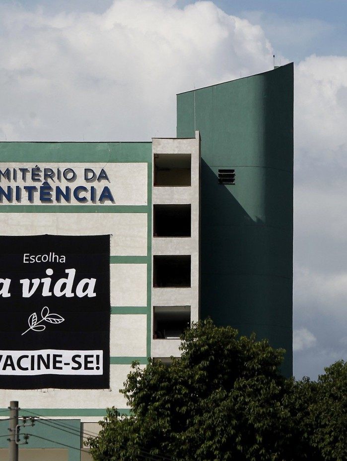 Conscientiza&ccedil;&atilde;o pela vacina&ccedil;&atilde;o contra a Covid-19 no cemit&eacute;rio da Penit&ecirc;ncia, no Caju. Foto: Luciano Belford/Agencia O Dia