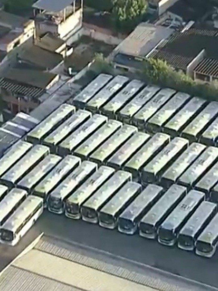 &Ocirc;nibus parados na garagem da Via&ccedil;&atilde;o Acari