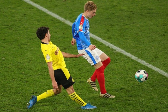 O exato momento da grave lesão de Mateu Morey, do Borussia Dortmund