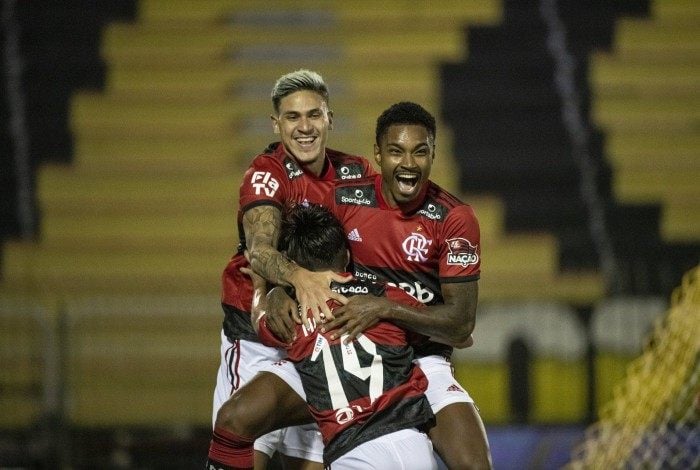 Pedro, Michael e Vitinho se abraçam em um dos gols do Flamengo sobre o Volta Redonda