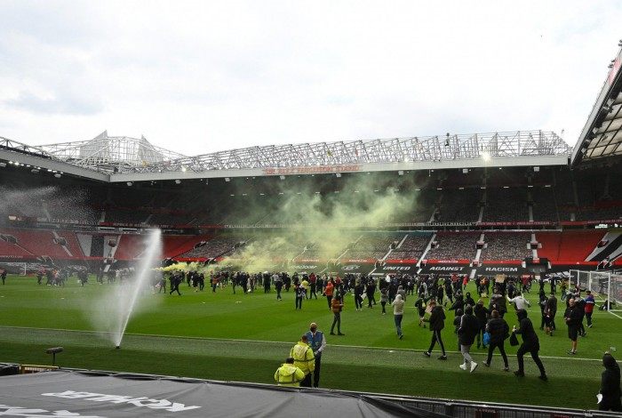 Centenas de torcedores do United invadiram o Old Trafford para protestar contra a gestão da família Gladzer, proprietária do clube