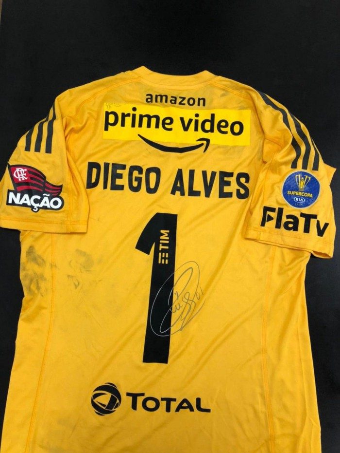 Herói na conquista da Supercopa do Brasil, com três penalidades defendidas, Diego Alves teve a camisa mais valorizada no leilão: R$ 25,5 mil
