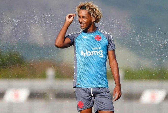 MT começou a temporada improvisado na lateral esquerda